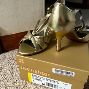 Gold Naturalizer Open toe sandal, size 6